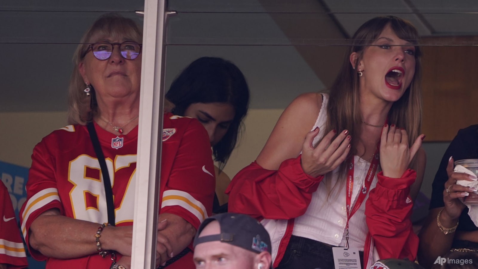 Mãe de Travis Kelce diz que ele “mirou nas estrelas” ao se envolver com Taylor Swift