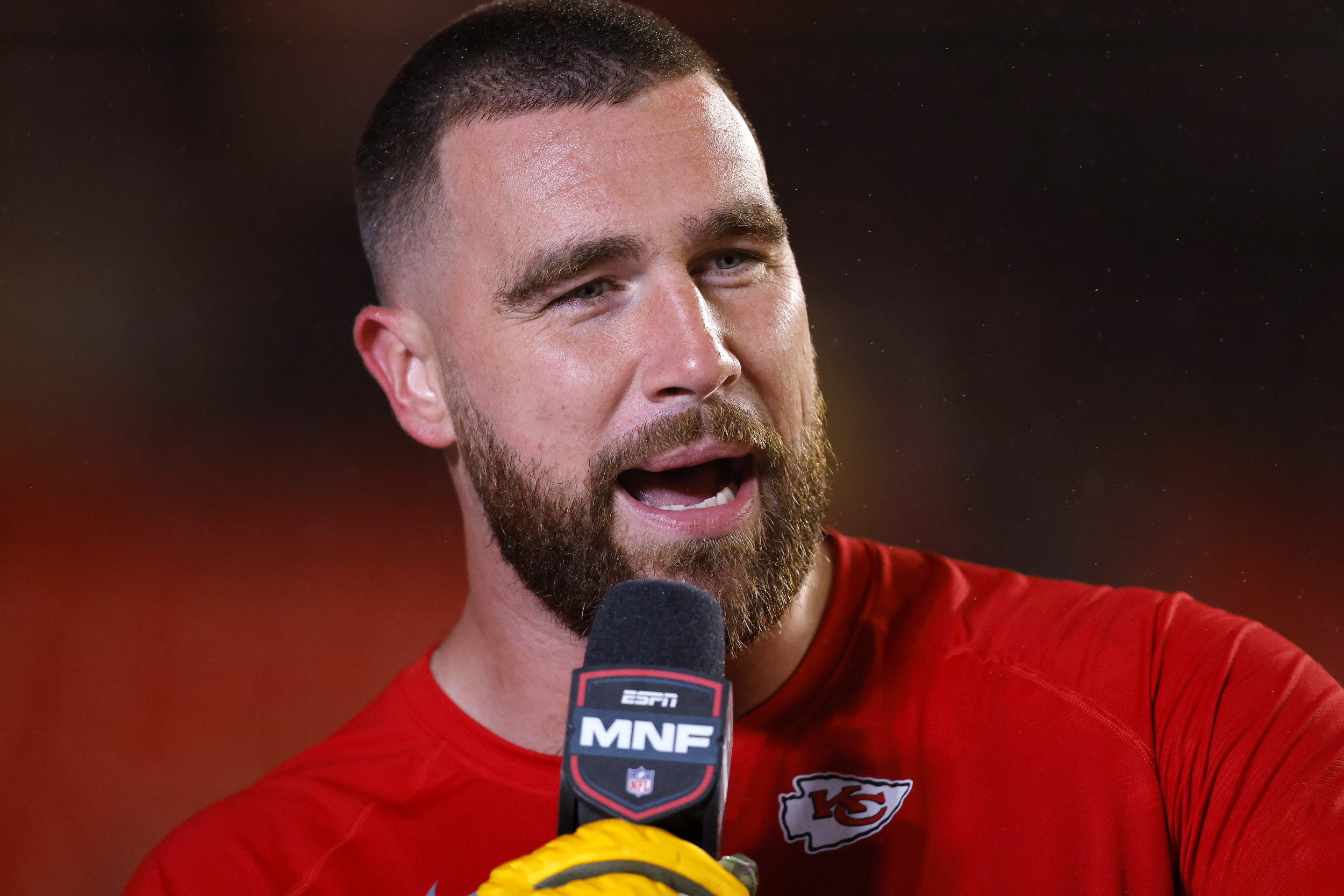 Travis Kelce Invade o Estúdio do Monday Night Football da ESPN (e Enfrenta Problemas com o Microfone)