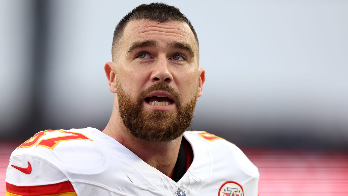 Travis Kelce defende Taylor Swift de fãs que a vaiavam