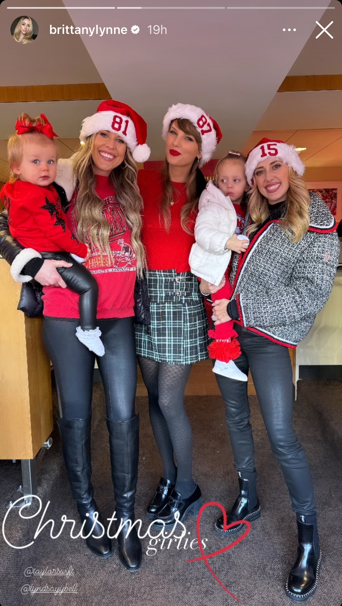 Taylor Swift Consola Brittany Mahomes Enquanto o Kansas City Chiefs Perde Seu Jogo de Natal