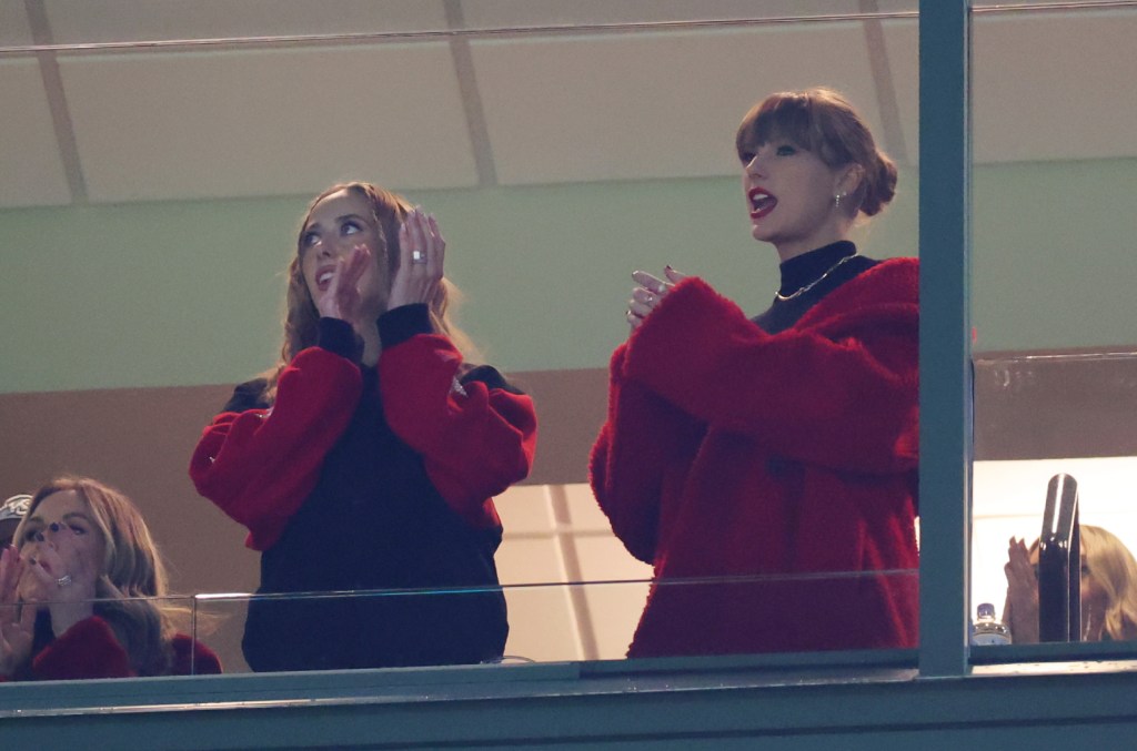 Taylor Swift torce por Travis Kelce no jogo Chiefs-Packers em Green Bay