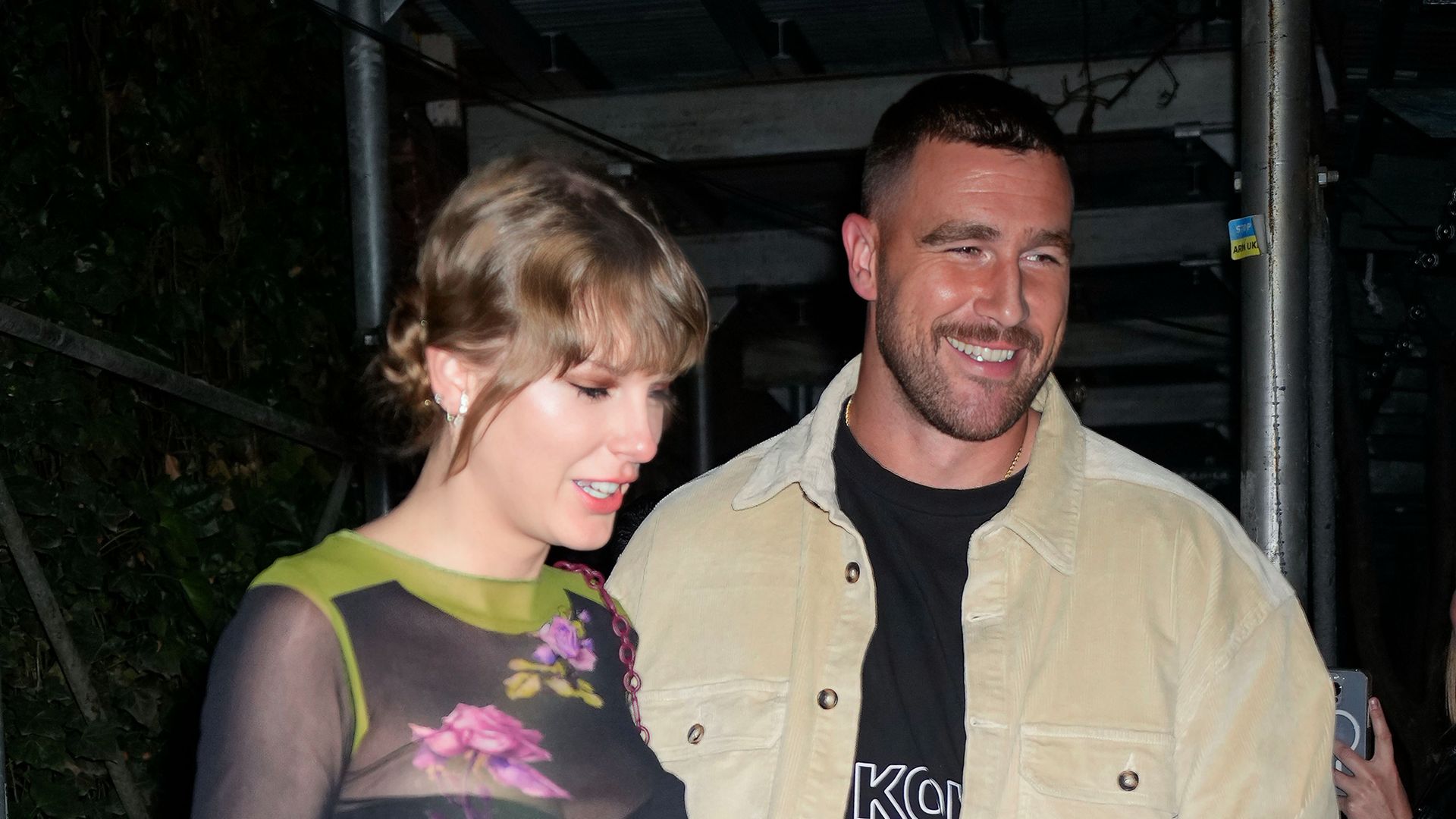 Taylor Swift e Travis Kelce usam suéteres combinando enquanto se juntam a Patrick e Brittany Mahomes em festa festiva