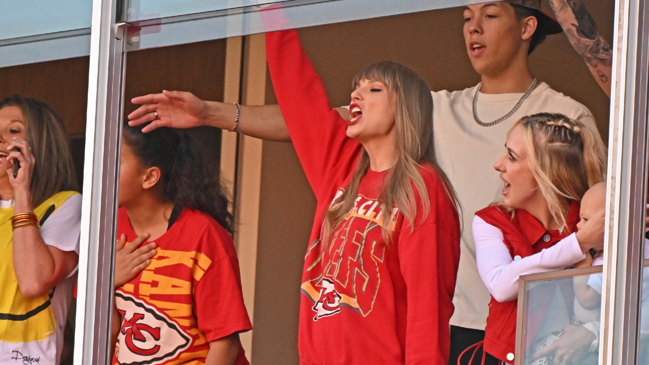 Taylor Swift presente no Lambeau Field para assistir Travis Kelce, Chiefs enfrentando Packers