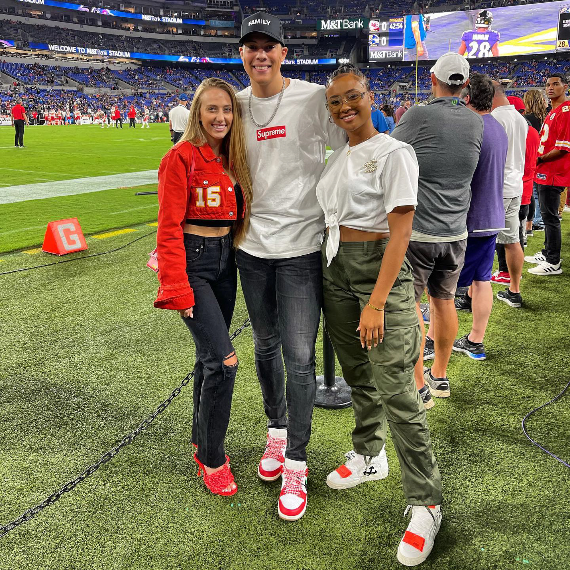 Irmão de Patrick Mahomes, Jackson, deixa um comentário flertando na postagem de fotos da ex de Travis Kelce, Kayla Nicole