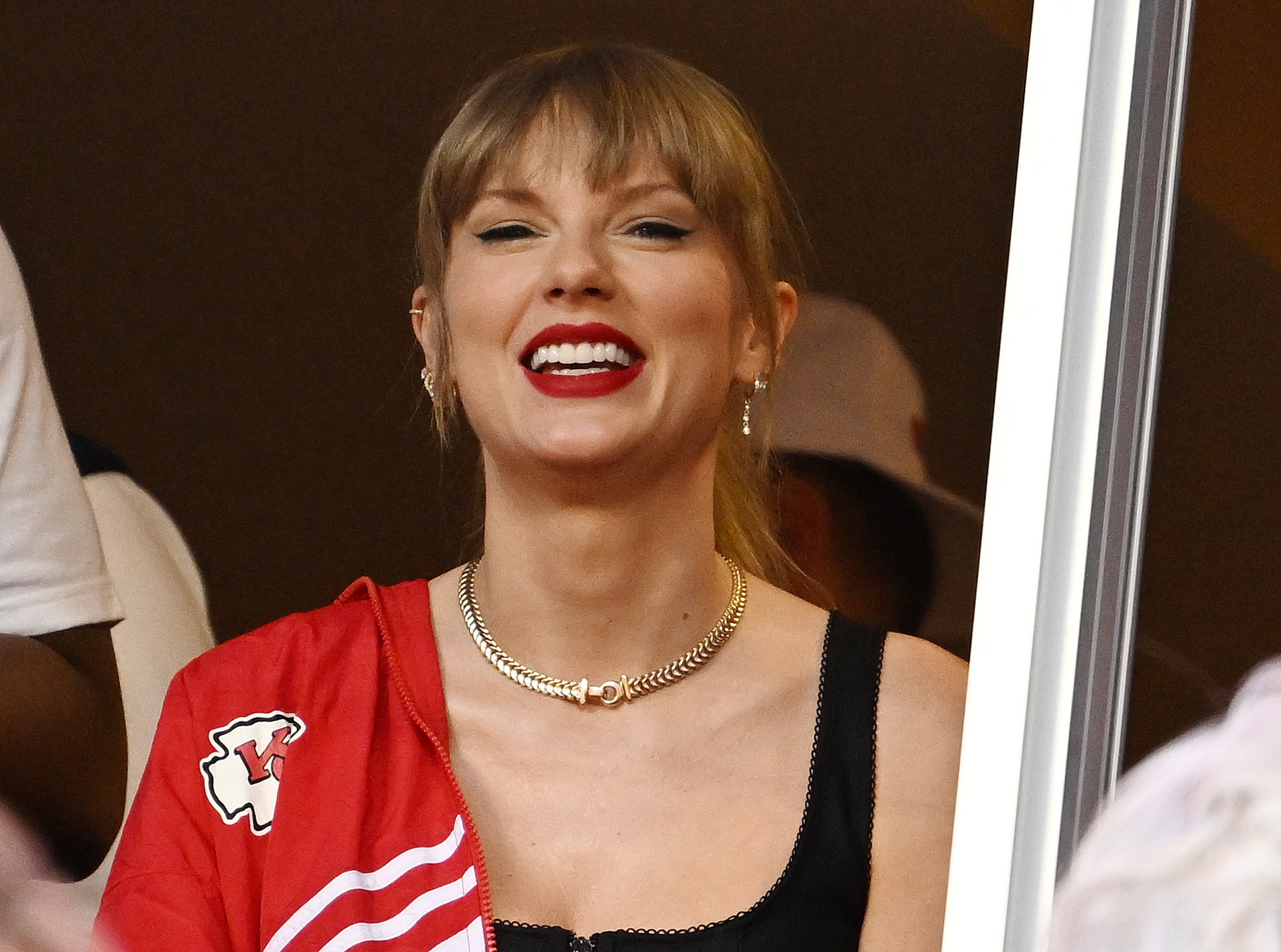 Taylor Swift Combina Seu Merch dos Chiefs Mais Estiloso Com uma Minissaia Reputation no Último Jogo de Travis Kelce