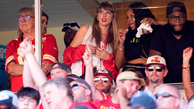 Taylor Swift é Acidentalmente Chamada de ‘Esposa’ de Travis Kelce Durante Torcida em Jogo dos Chiefs e Fãs Vão à Loucura