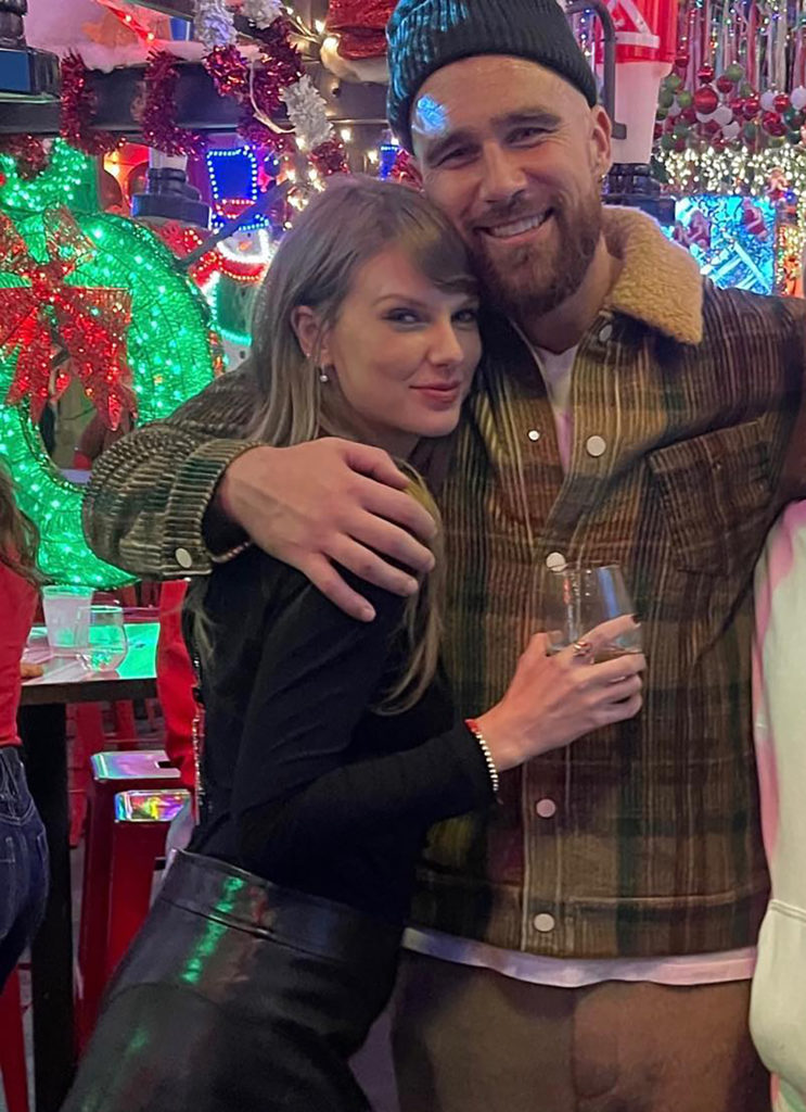 Taylor Swift e Travis Kelce trocam beijo apaixonado em nova foto picante de festa pós-jogo