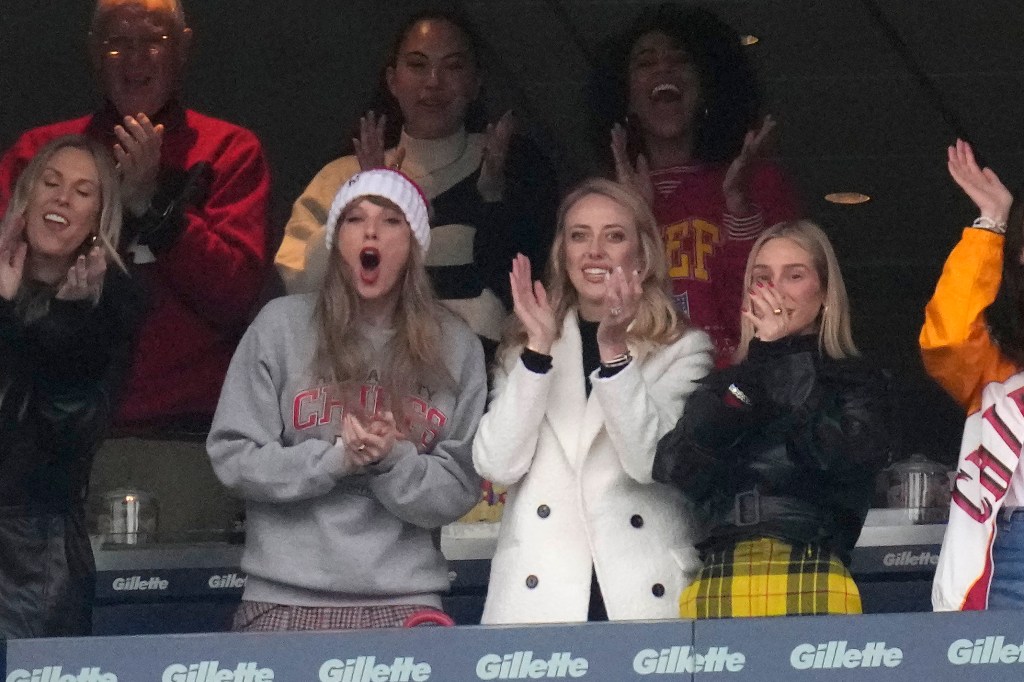 Taylor Swift usou saia personalizada nas cores dos Chiefs durante o jogo de Travis Kelce