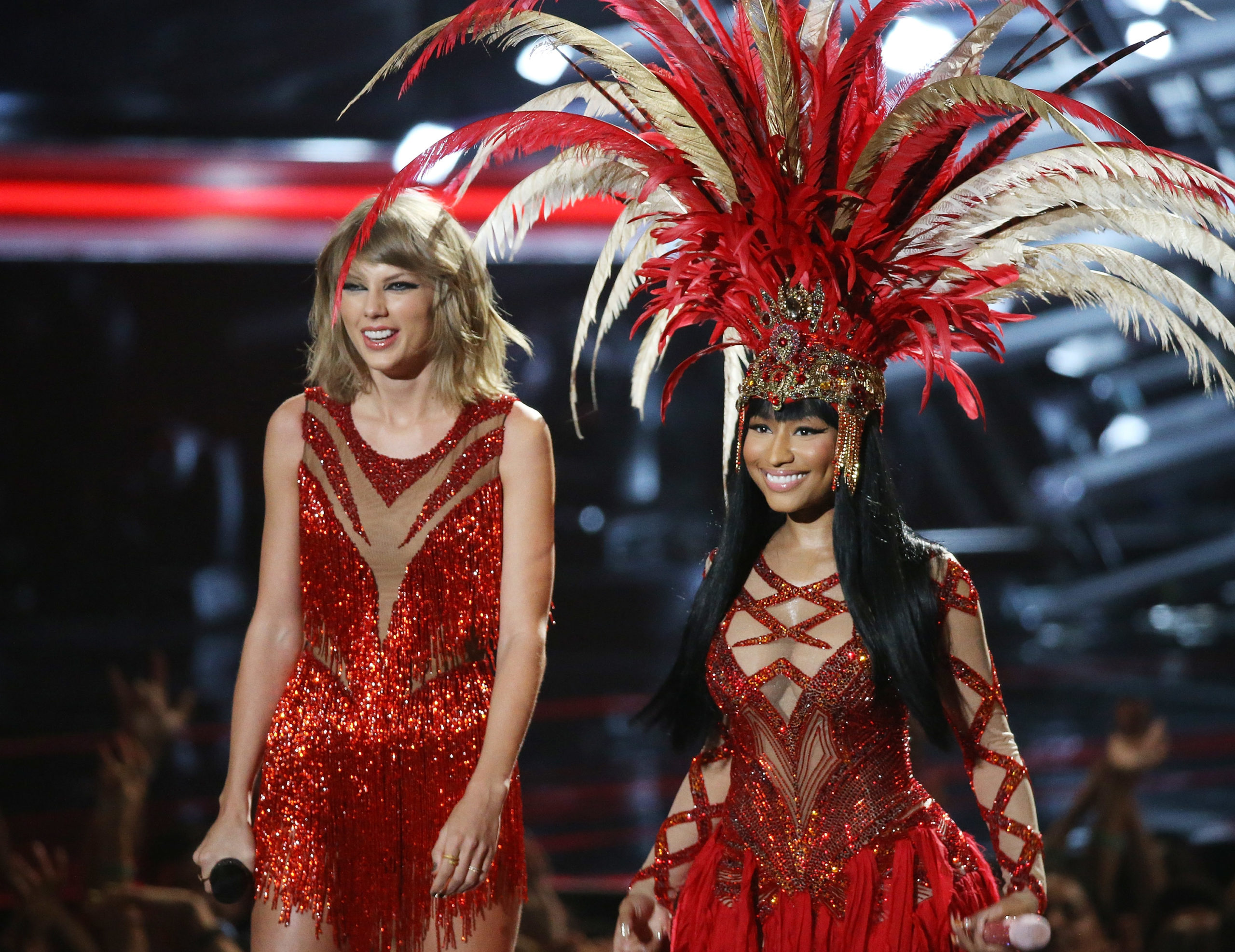 Nicki Minaj elogia Taylor Swift e diz que colaboraria com ela “num piscar de olhos