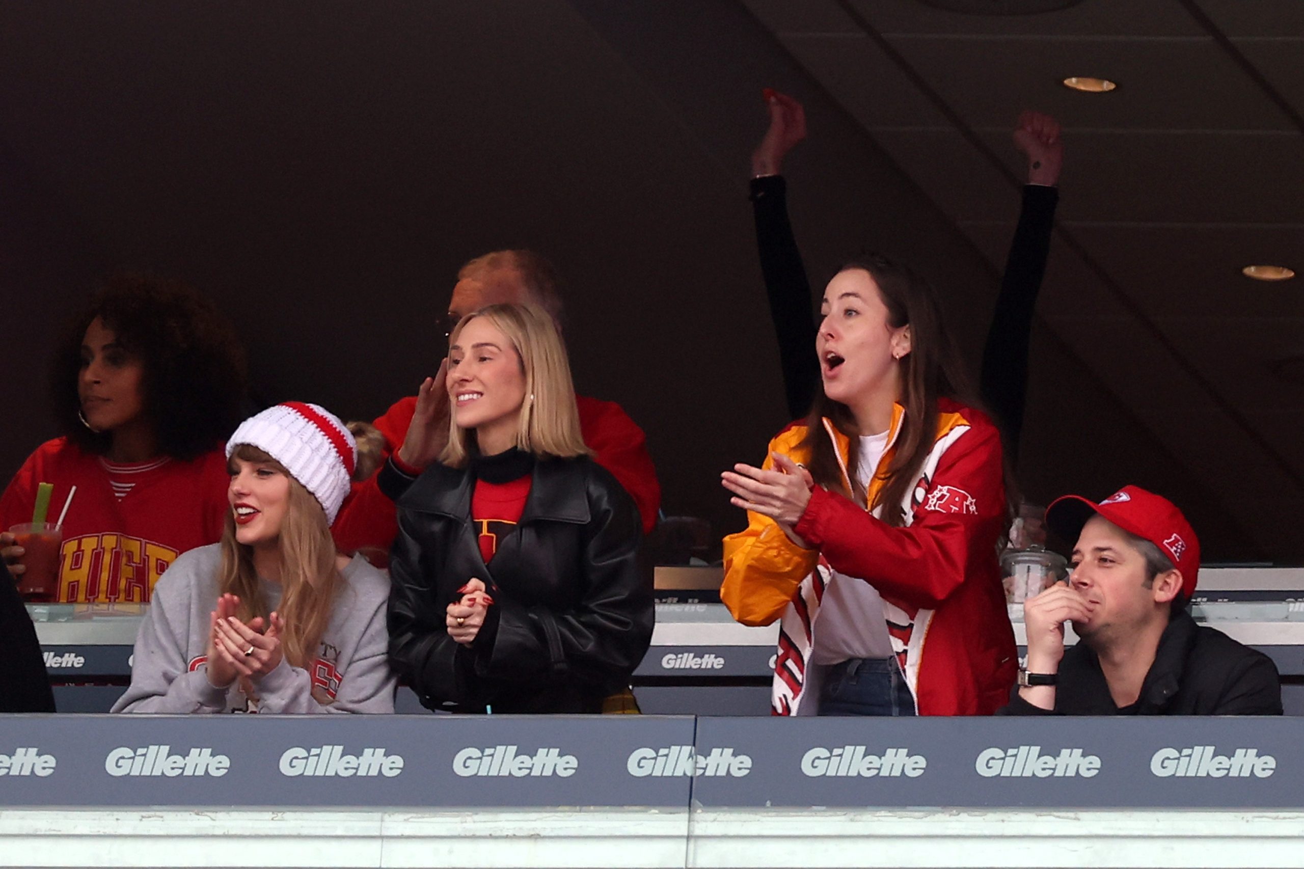 Taylor Swift Usa o Look Mais Discreto Até Agora para Assistir ao Namorado Travis Kelce Jogar Futebol