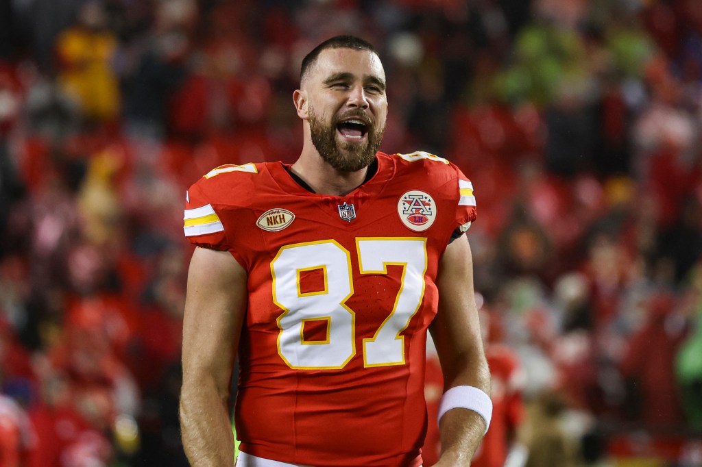 Taylor Swift comparece ao jogo entre Chiefs de Travis Kelce e Patriots com traje charmoso para dia de jogo