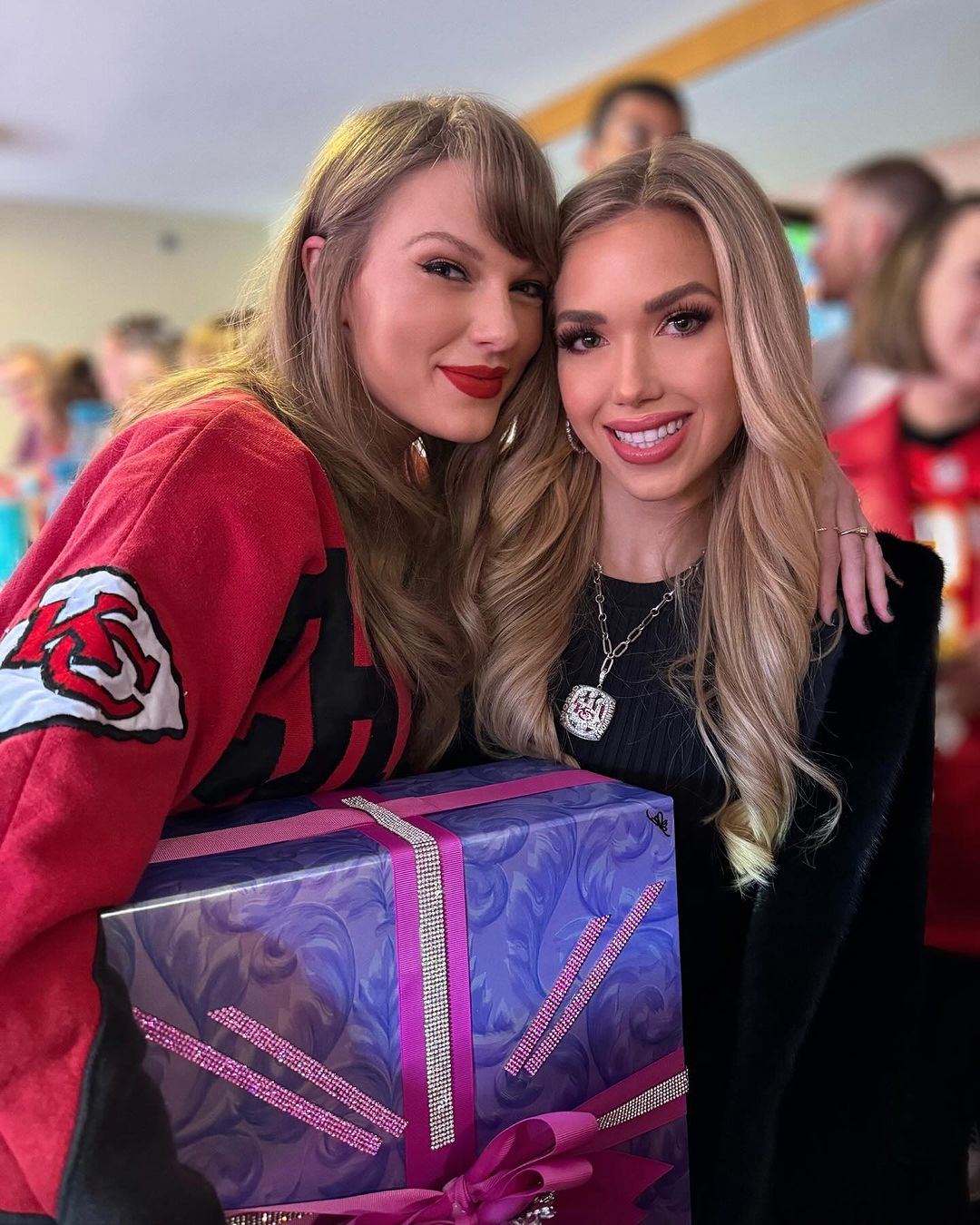 Veja o presente caro que as herdeiras do Kansas City Chiefs, Gracie e Ava Hunt, deram para Taylor Swift