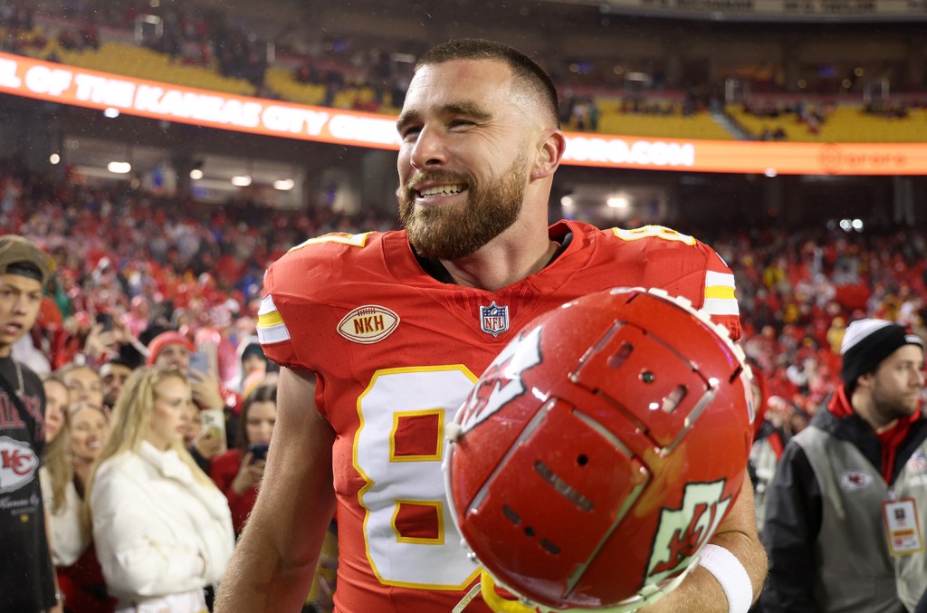 Travis Kelce Entrelaça uma Pulseira da Amizade no Promo do Jogo da NFL da Nickelodeon