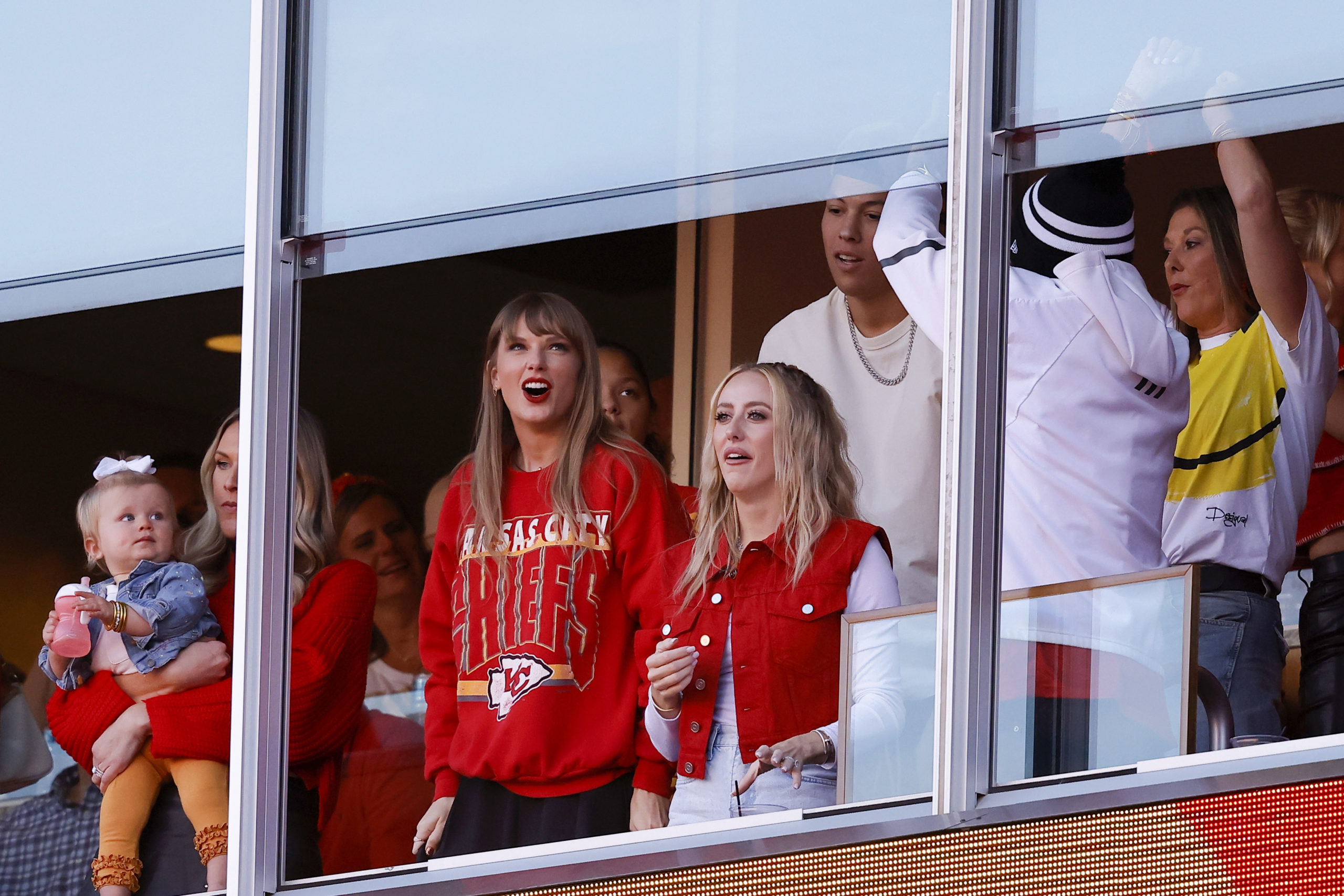 Taylor Swift Cumprimenta Fãs em Green Bay Antes do Jogo de Travis Kelce, Chiefs