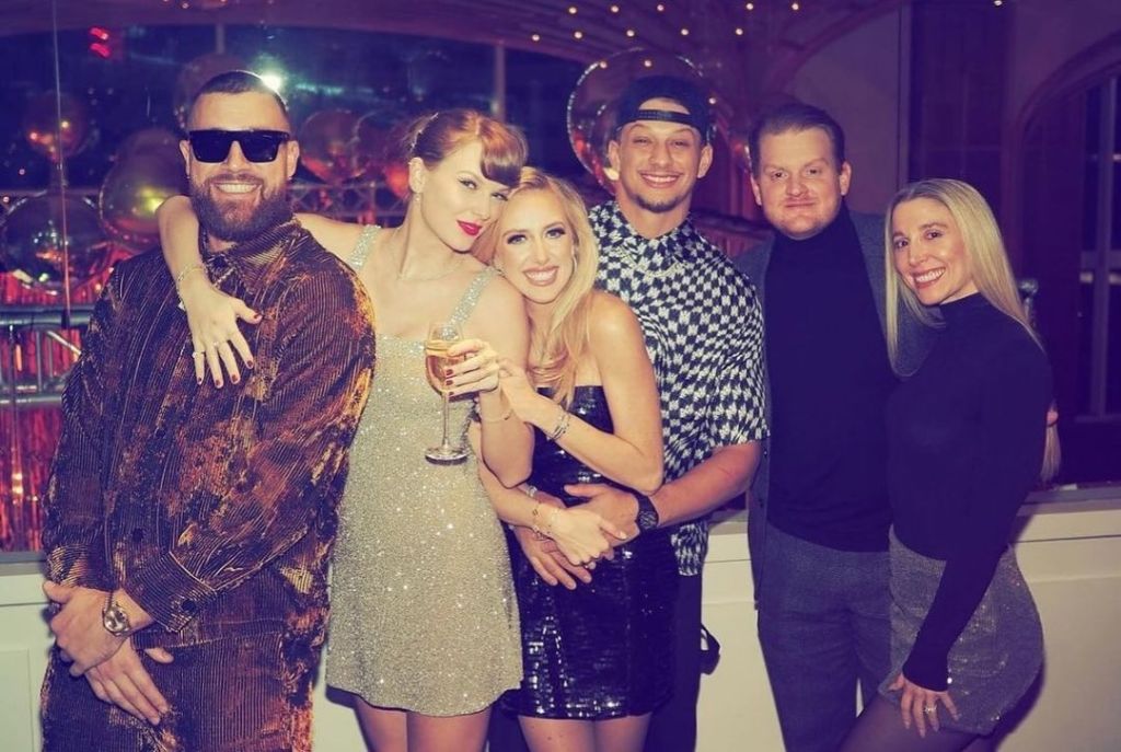 Taylor Swift e Travis Kelce celebram a chegada de 2024 com Brittany e Patrick Mahomes em nova foto