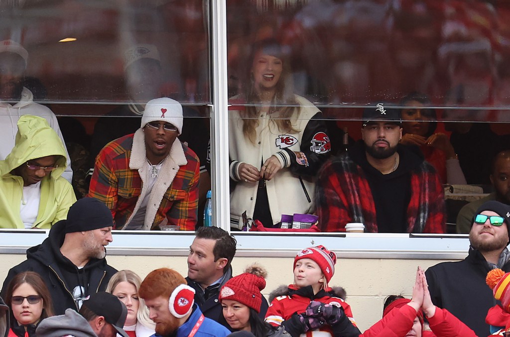 Taylor Swift Passa a Véspera de Ano Novo Assistindo Travis Kelce no Jogo Chiefs-Bengals em Kansas City