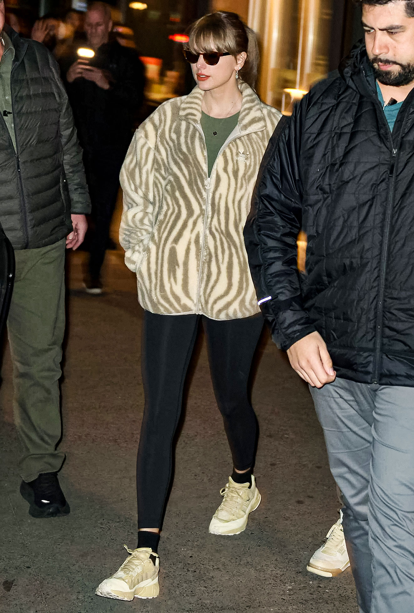 Taylor Swift Surge Em Público Com — Uau! — Leggings e Jaqueta Felpuda de Estampa Zebra