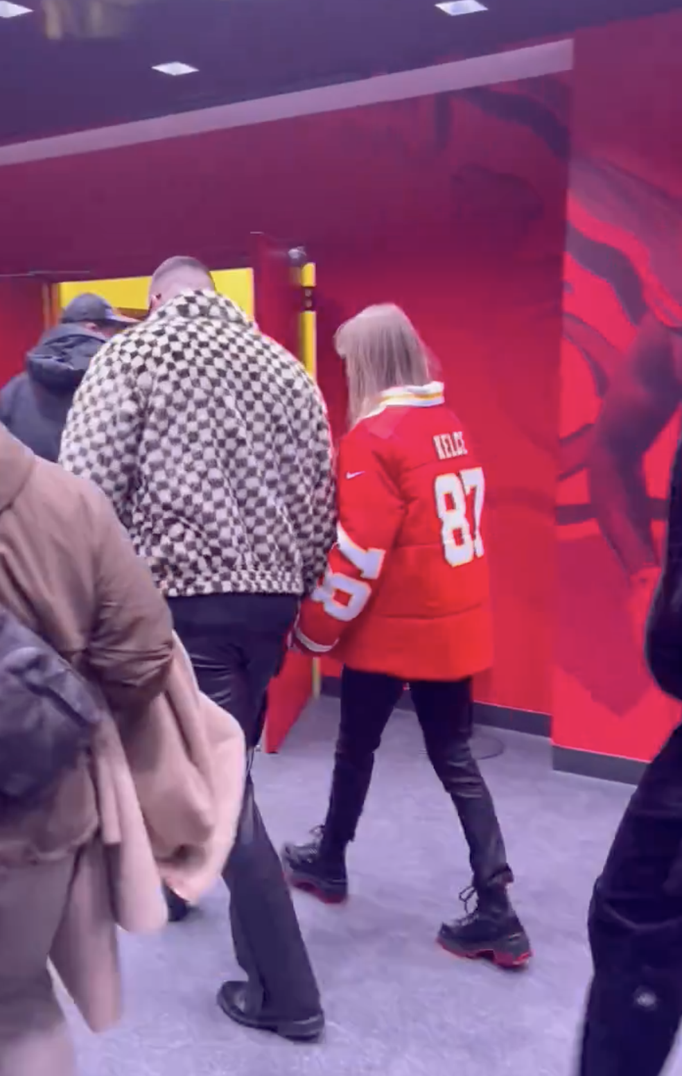 Taylor Swift e Travis Kelce são vistos de mãos dadas após vitória congelante dos Chiefs contra os Dolphins