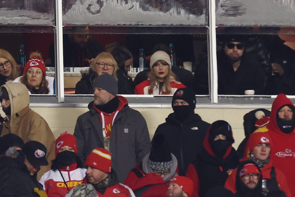 Dupla Favorita” Taylor Swift e Donna Kelce são vistas em momento de união no jogo extremamente frio dos Chiefs de Travis