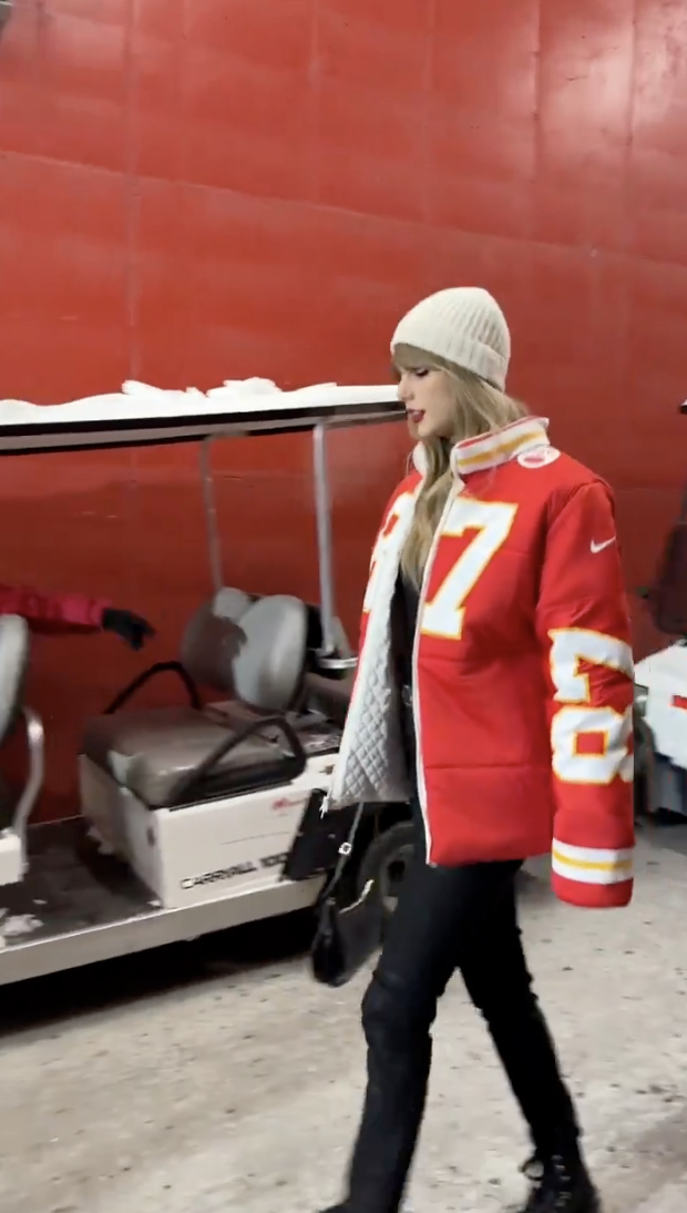 Taylor Swift se agasalha com jaqueta personalizada do jogador Travis Kelce em jogo dos Chiefs contra os Dolphins no ‘perigosamente frio’ KC
