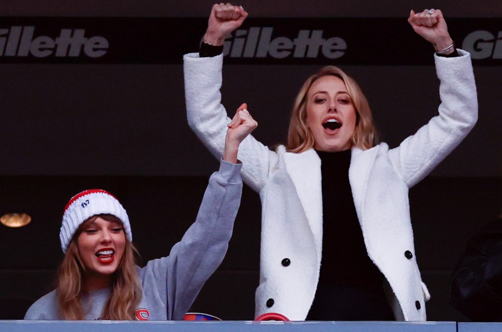 Taylor Swift e Brittany Mahomes estão ‘Combinando e Vencendo’ em Novas Fotos do Jogo dos Chiefs