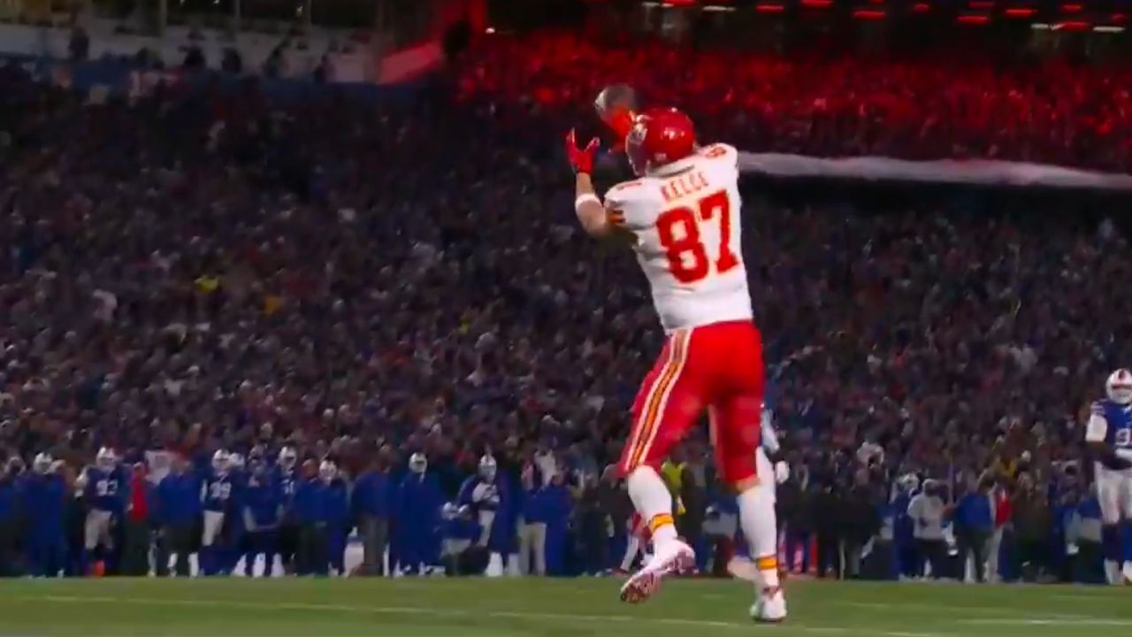 Mahomes encontra Kelce em espaço livre para TD, agitando o irmão Jason e Taylor Swift