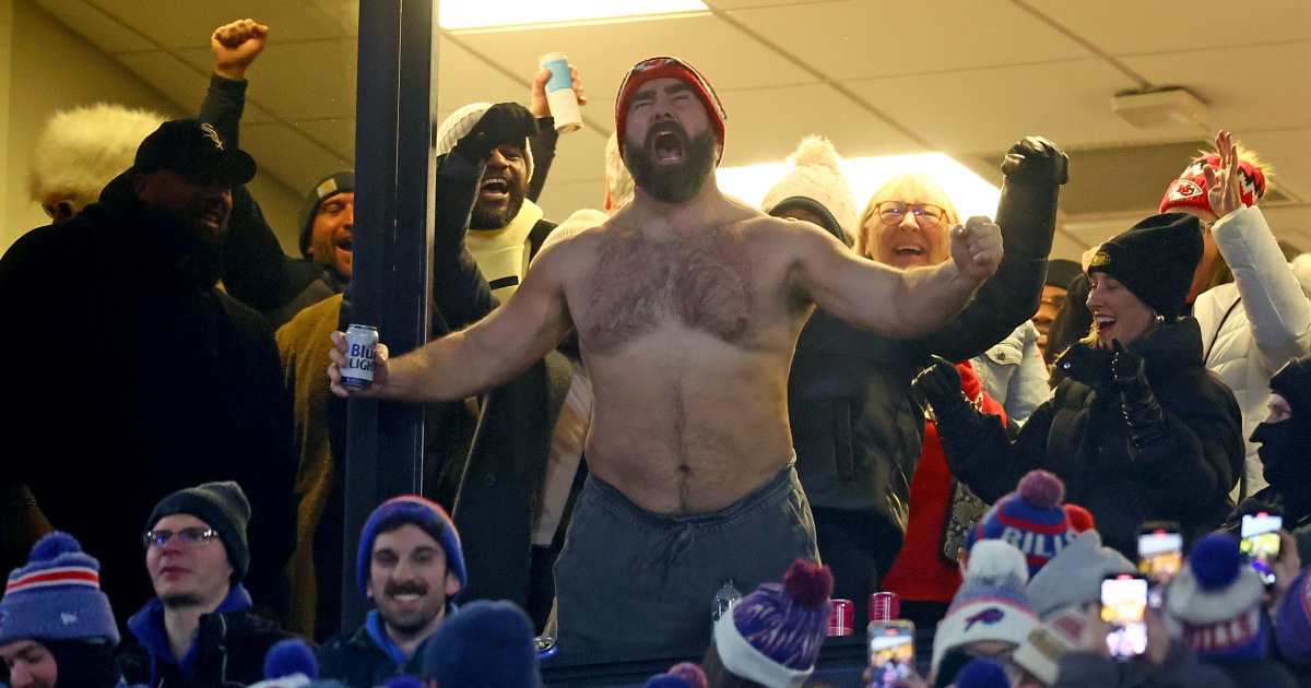 Jason Kelce rouba a cena no confronto dos playoffs entre Chiefs e Bills em Buffalo