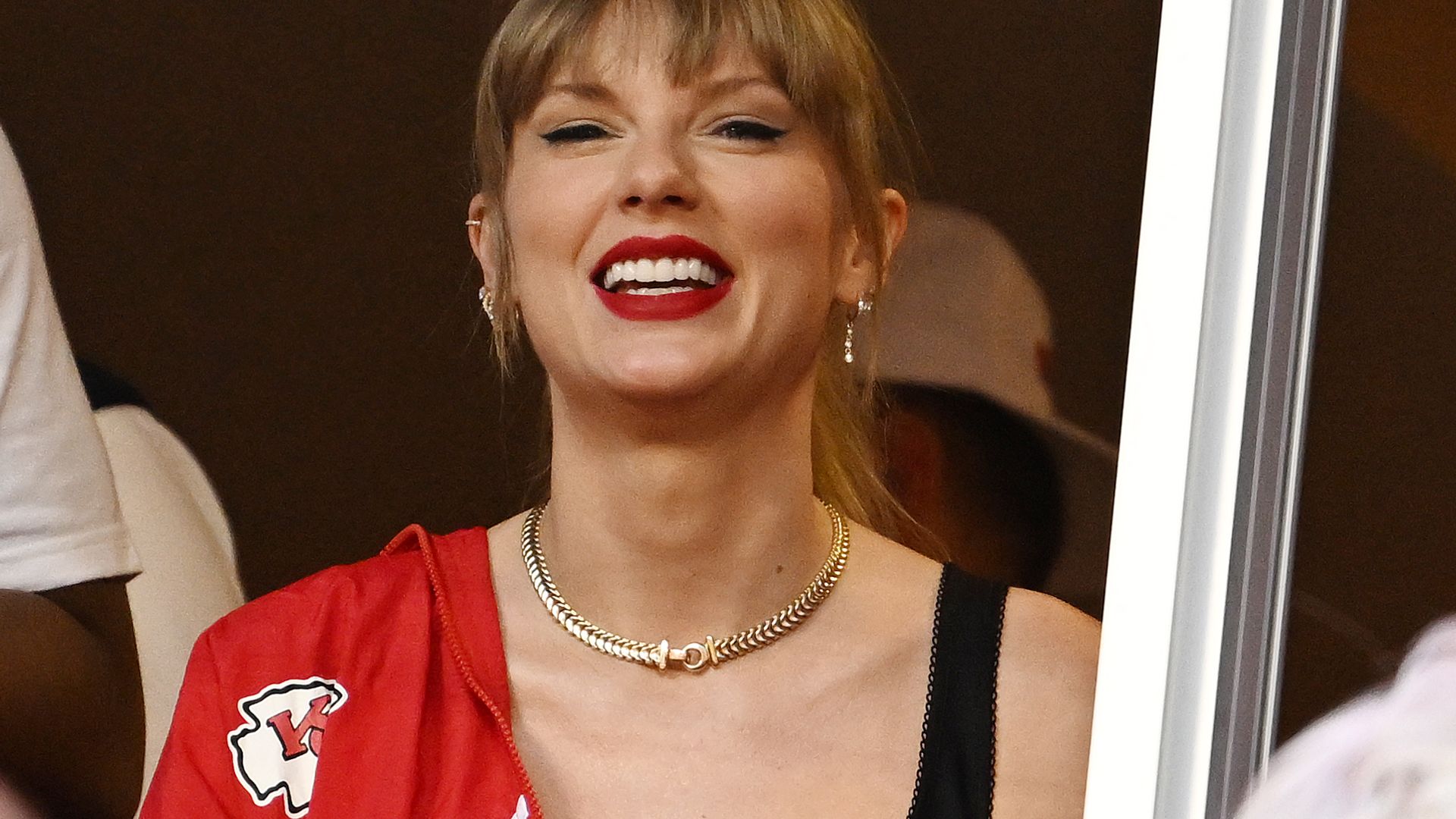 Taylor Swift aparece aconchegada com Jason e Kylie Kelce no último jogo do Travis