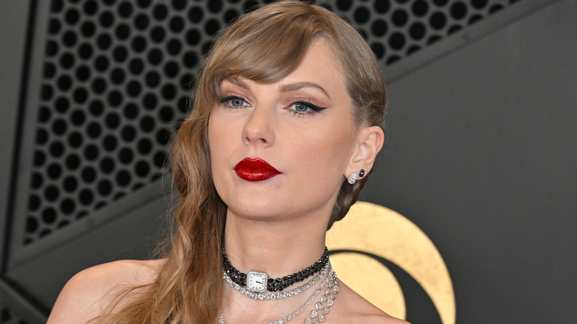 Taylor Swift arrasa com fenda alta e batom vermelho no Grammy – e fãs acreditam que ela está ‘enviando uma mensagem’ sobre a revelação do álbum