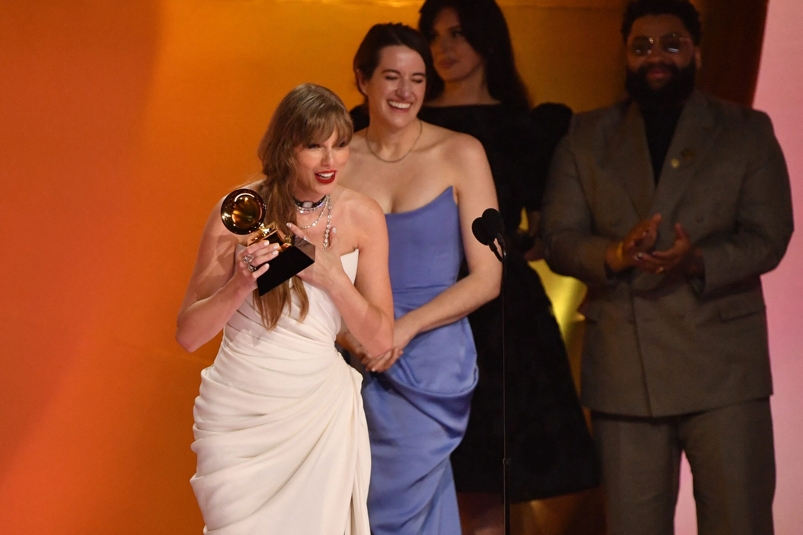 Taylor Swift Conquista o Álbum do Ano, Quebrando um Recorde e Fazendo História no Grammy 2024