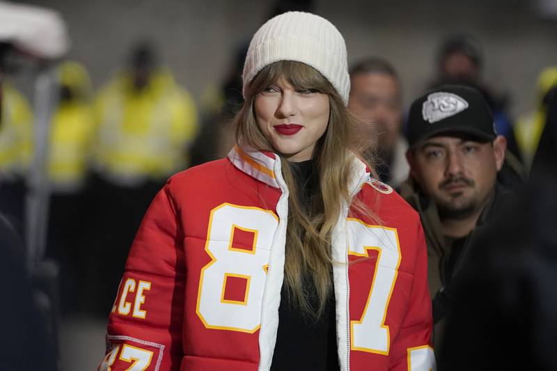 Designer que criou jaqueta da NFL de Taylor Swift chega às grandes ligas