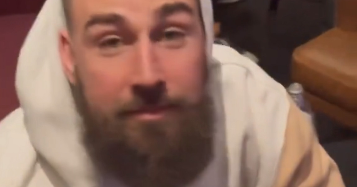 Sósia de Travis Kelce, Jonas Valanciunas celebra a vitória do Super Bowl dos Chiefs como se ele próprio a tivesse conquistado