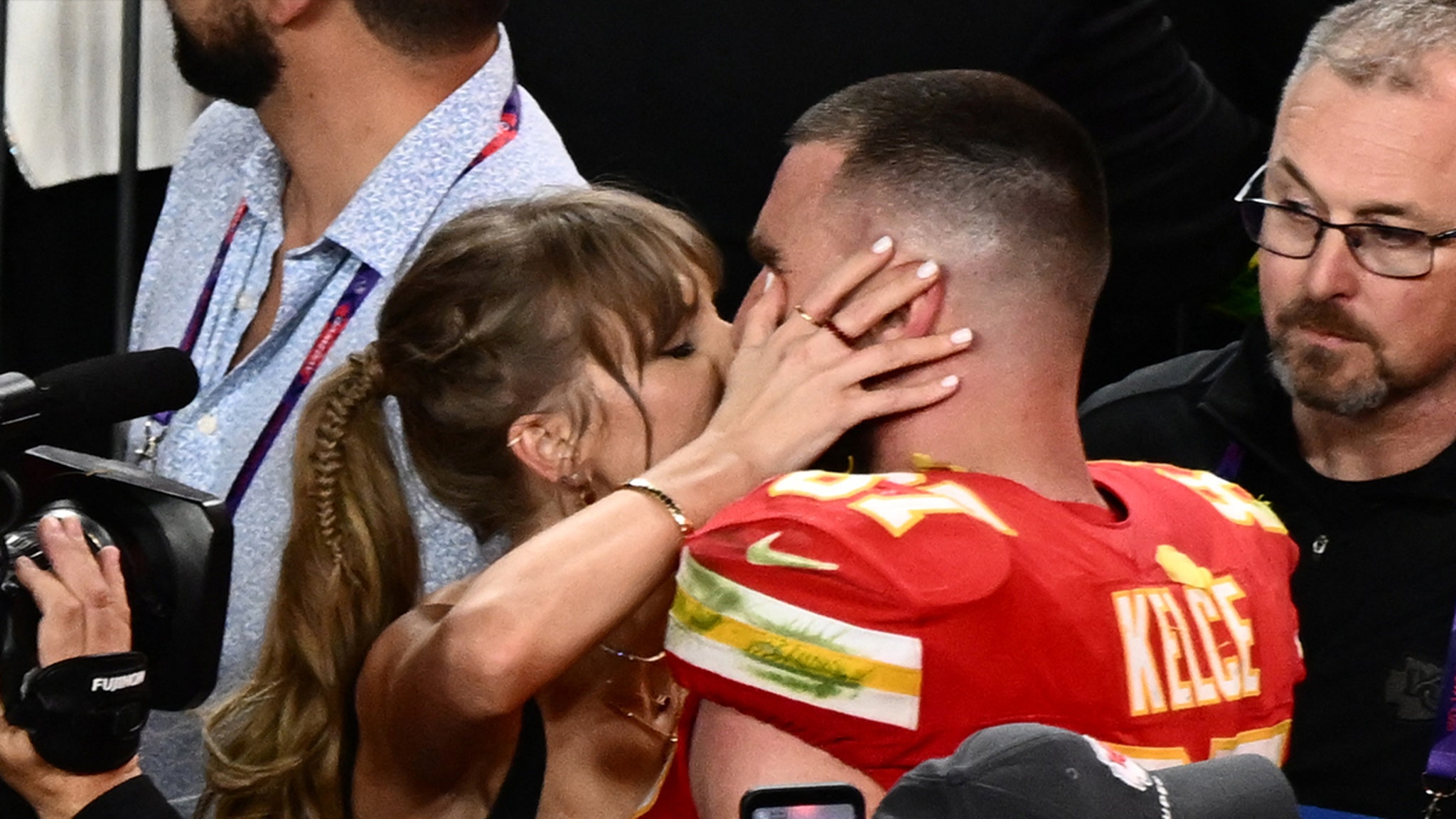 Taylor Swift Beija Travis Kelce Após Vitória no Super Bowl LVIII