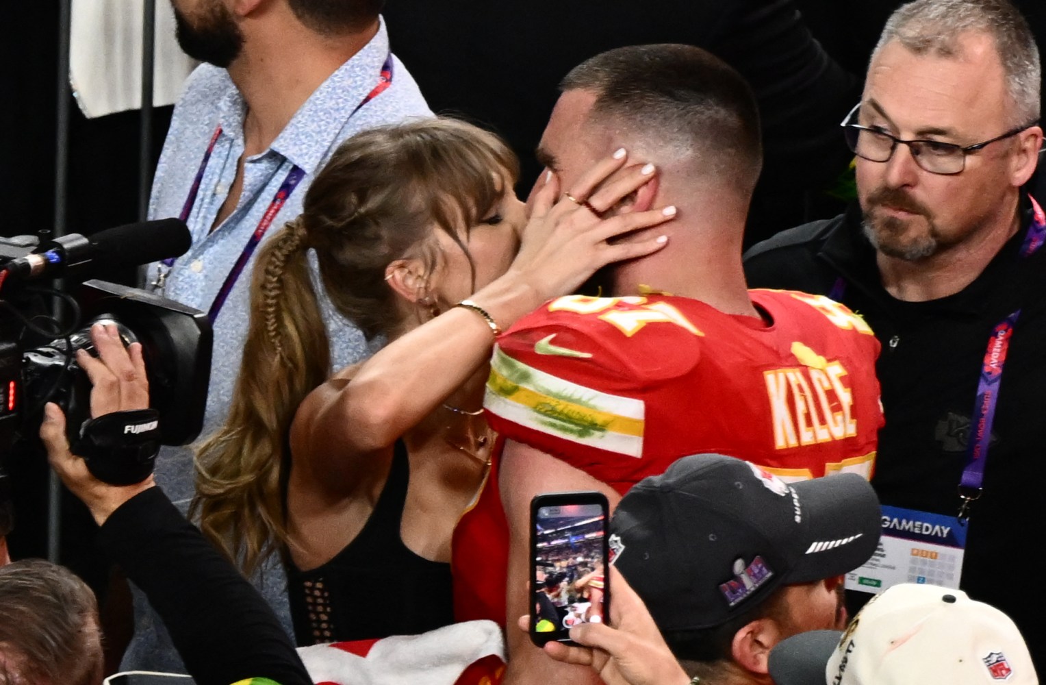 Taylor Swift Beija Travis Kelce em Campo Após Vitória dos Chiefs no Super Bowl