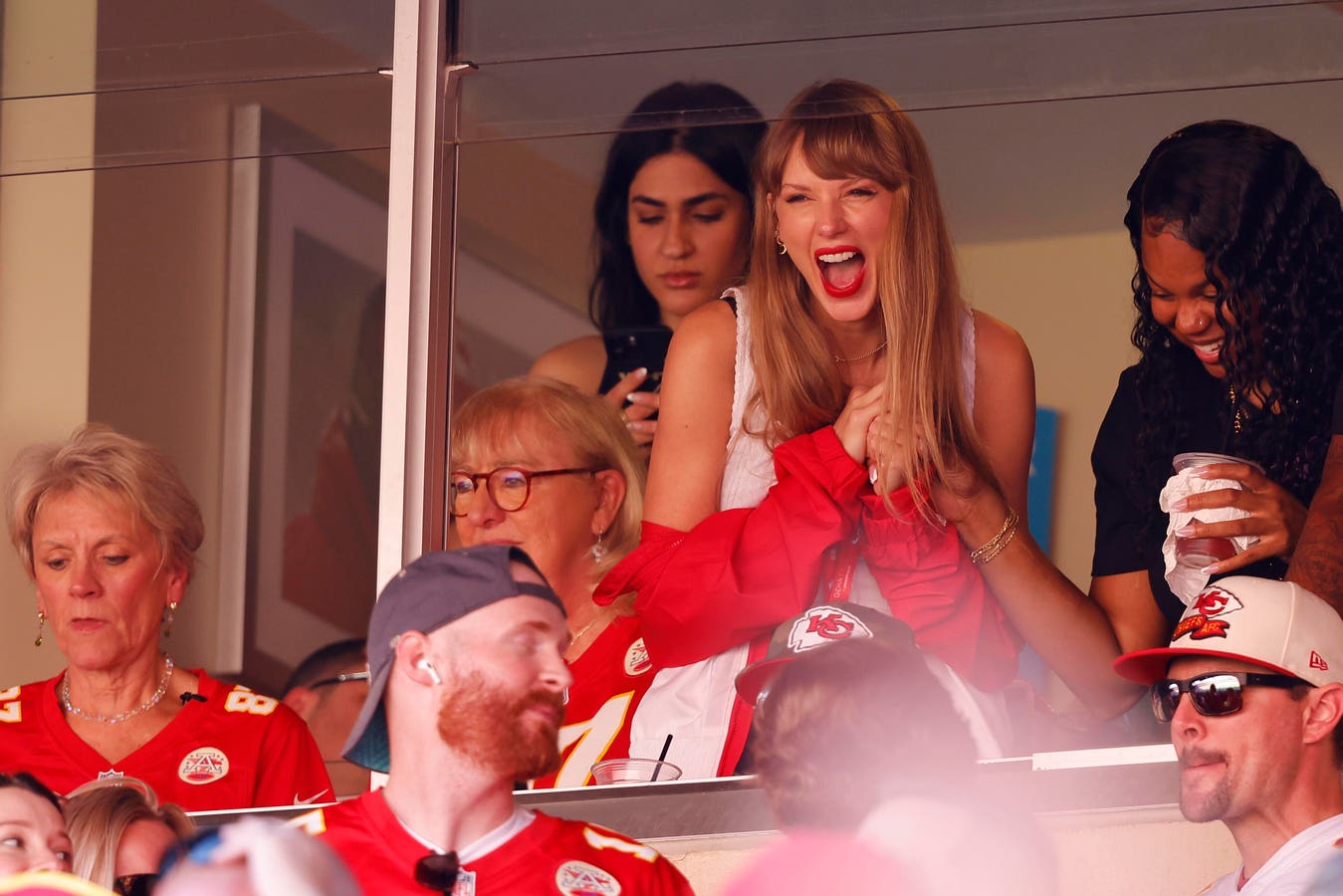 Taylor Swift Chega a Las Vegas para o Super Bowl, NFL e Rastreador Polêmico de Jatos Confirmam