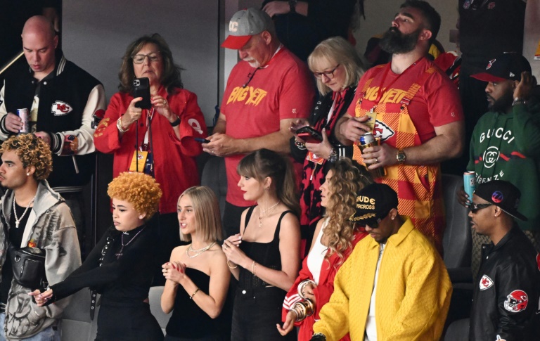 Super Bowl LVIII: Taylor Swift Comemora com o Namorado Travis Kelce Após Vitória do Kansas City Chiefs