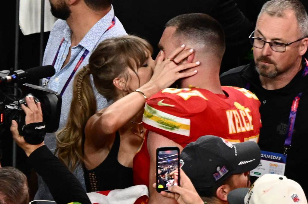 Assista a Taylor Swift beijar um emocionado Travis Kelce após a vitória do Kansas City Chiefs no Super Bowl 2024