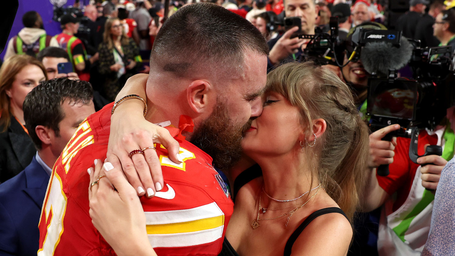 Por Dentro da NFL”: O que Taylor Swift Disse a Travis Kelce Enquanto se Beijavam Após a Vitória do Super Bowl