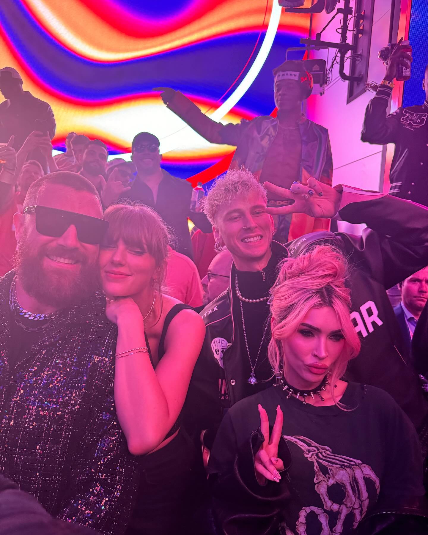 Travis Kelce e Taylor Swift se aconchegam a Megan Fox, MGK em nova foto de encontro duplo em festa do Super Bowl