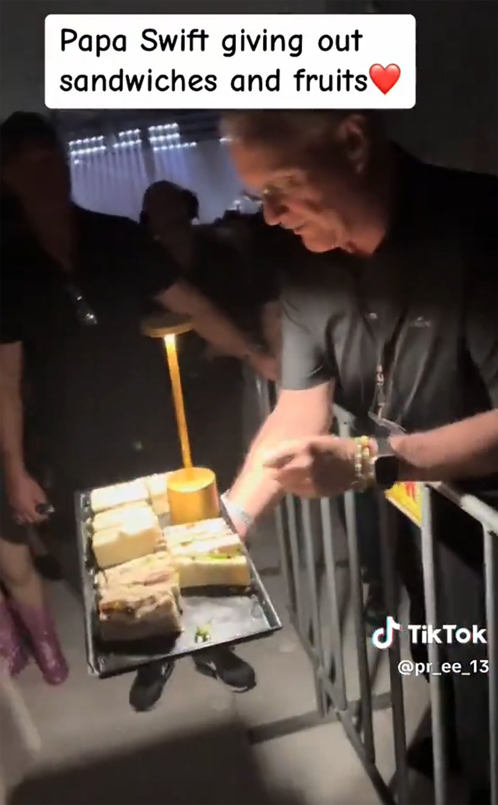 Pai de Taylor Swift distribui sanduíches para fãs no meio do show da Eras Tour em Sydney