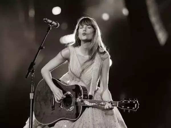 Por que Taylor Swift está sendo criticada pelo Departamento dos Poetas Torturados