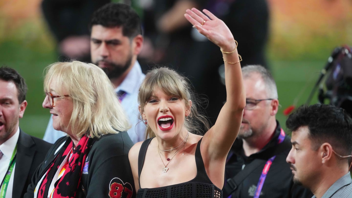 Taylor Swift se Divertiu Assistindo Travis Kelce, Chiefs Recebendo Seus Anéis do Super Bowl