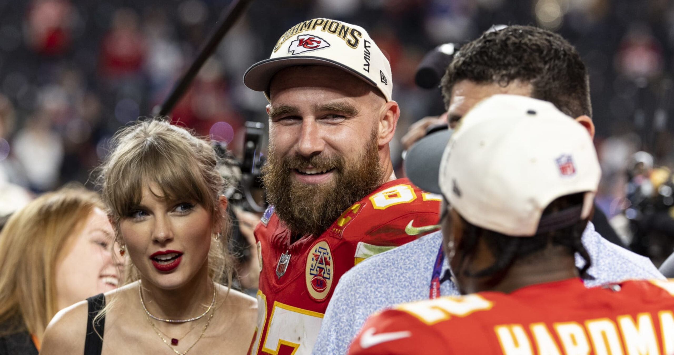 Taylor Swift Reage aos Anéis do Super Bowl dos Chiefs, Incentiva Novo Contrato de Mecole Hardman