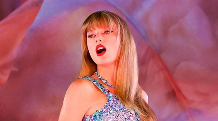 Taylor Swift aplaude ações de fã durante o jogo no Eras Tour