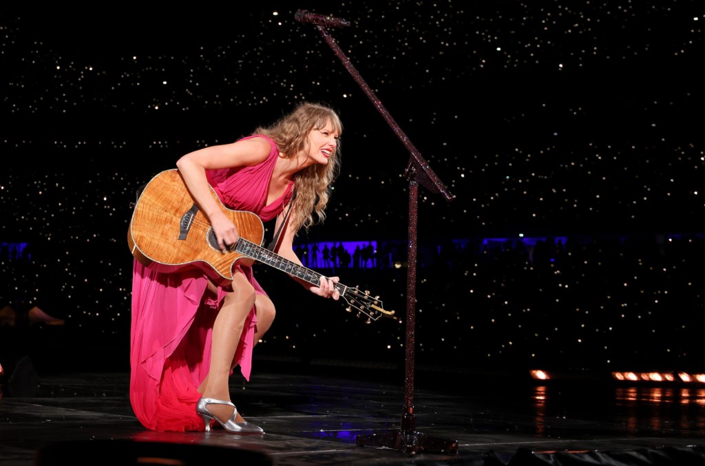 Taylor Swift ri através da linha ‘Namorando o garoto do time de futebol’ em ‘Fifteen’, estreia ‘The Prophecy’ ao vivo em Lyon