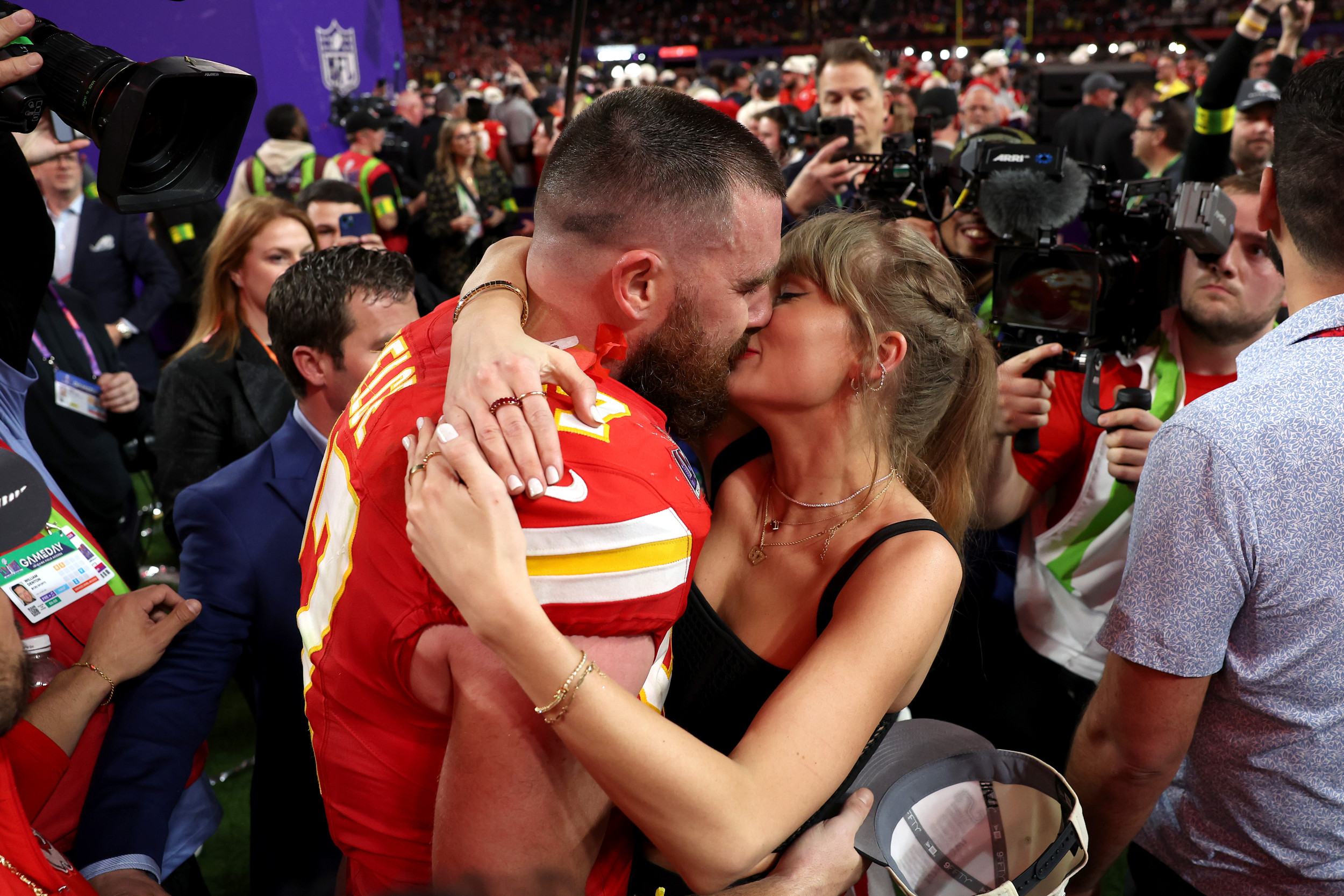 Doce Momento de Travis Kelce e Taylor Swift após a parada da Turnê Era Gelsenkirchen