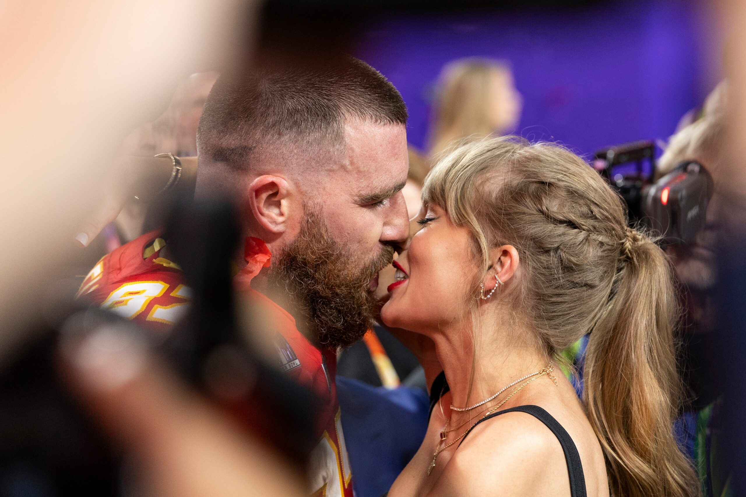 Travis Kelce Encontra uma Maneira Inteligente de Representar Taylor Swift no Festival Cannes Lions