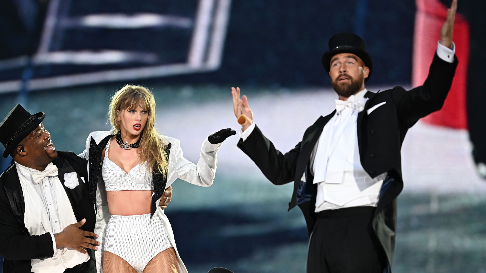 Taylor Swift elogia estreia de Travis Kelce na Eras Tour em show em Londres e admite estar “encantada” pelo namorado em homenagem