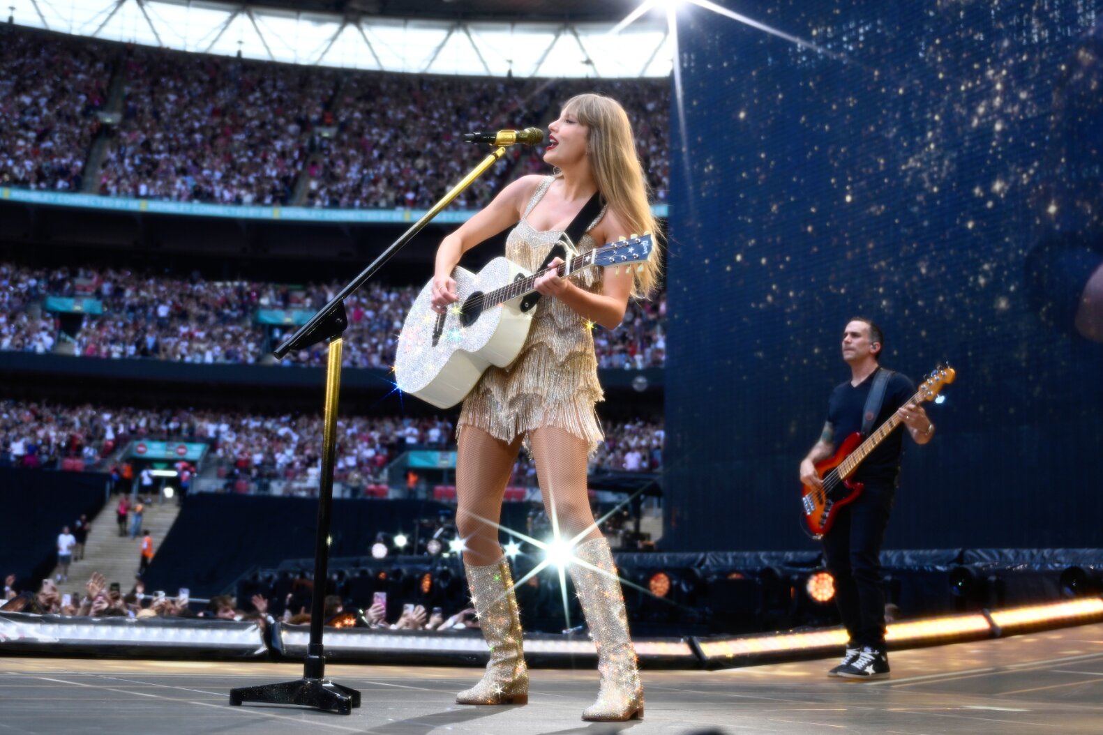 Taylor Swift leva Travis Kelce ao palco em show da turnê London Eras