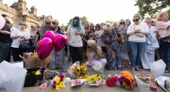 Vigília realizada em tributo a três meninas mortas em ataque no Reino Unido